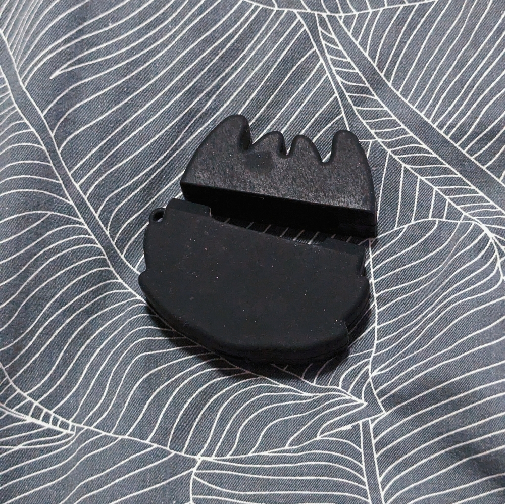 Toothless Airpod Case - Picture 2 of 2